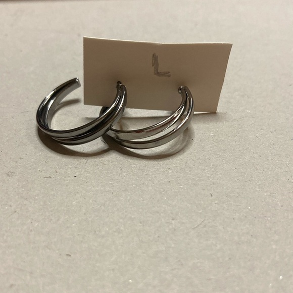 *BOGO FREE* Dual looking silver hoop earrings - Picture 1 of 3